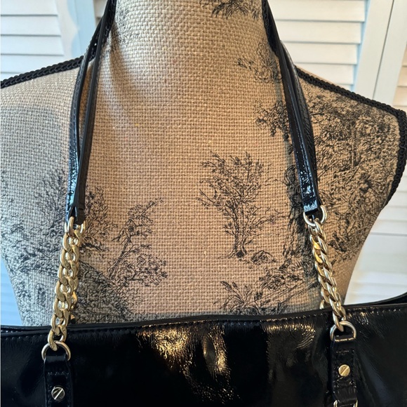 Michael Kors black patent leather purse with gold tone MK dangle charm - Picture 3 of 6